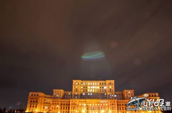 UFO悬浮罗马尼亚政府大楼画面