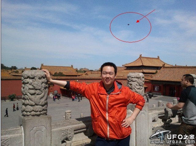 网友在北京故宫拍到的UFO 
