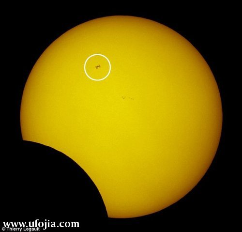摄影师拍到日偏食期间国际空间站穿过太阳