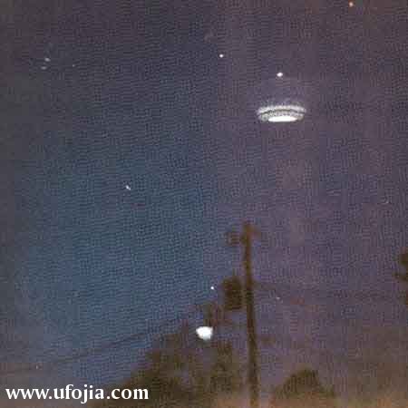 晚上拍到的UFO图片