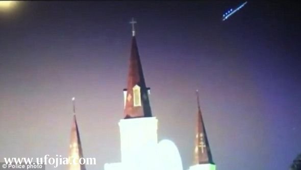 美国新奥尔良，一个不明飞行物(UFO)出现在圣路易斯大教堂上空